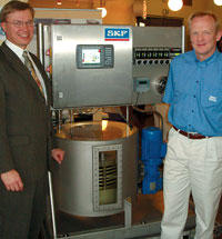 (Left) Prof. Jari Rinkinen, Tampere University of Technology (TUT) and Matti L&#246;pp&#246;nen, GM, SKF Lubrication Solutions stand in front of the innovative Flowline oil reservoir which TUT developed after being challenged by Safematic (subsequently acquired by SKF)